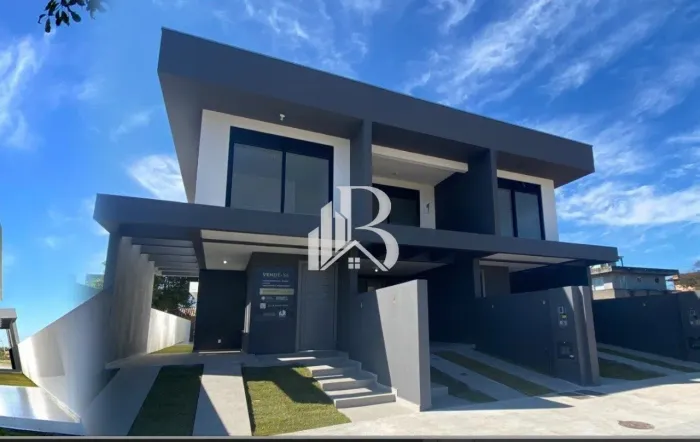 Casa com 3 suítes, área gourmet e amplo pátio próximo à praia