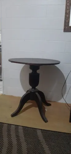 Raridade: Mesa de Apoio Vintage em Madeira Maciça - Detalhes Canelados