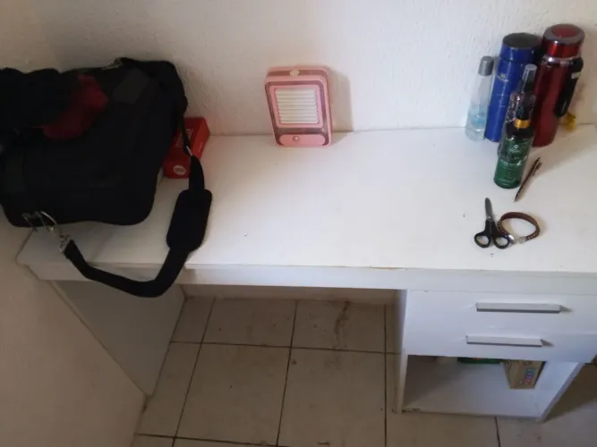 ESCRIVANINHA E CADEIRA