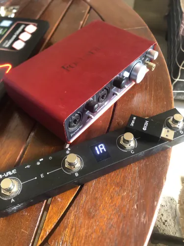 FocusRite Scarlett 2i2 + Pedal Bluetooth Chocolate 