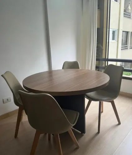 Mesa Redonda Naturalle Com Preto + 4 cadeiras eames estofadas