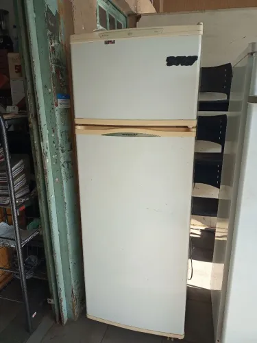 Geladeira usada Eletrolux 320l