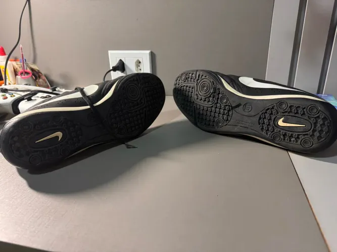 Chuteira futsal da Nike número 42