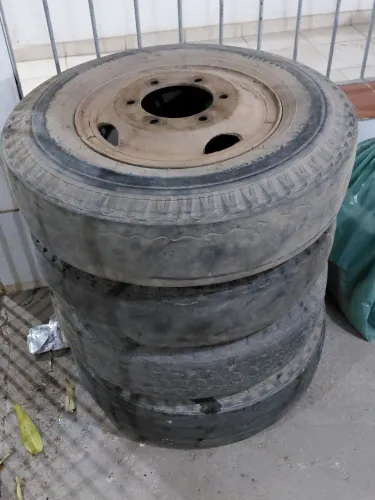 Vendo ou troco 4 rodas 750x16