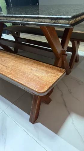 Mesa de madeira (Angelim Pedra) com tampo de granito e dois bancos em madeira