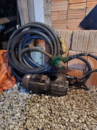Vendo lava jato industrial com mangueiras de entrada e saída de água 