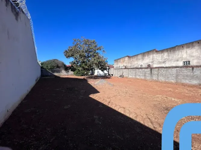 Lote murado no Jardim Presidente 630m² sendo 13 metros de frente.