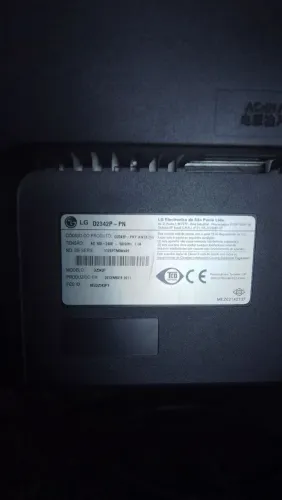 Monitor LG 23 com a tela quebrada.