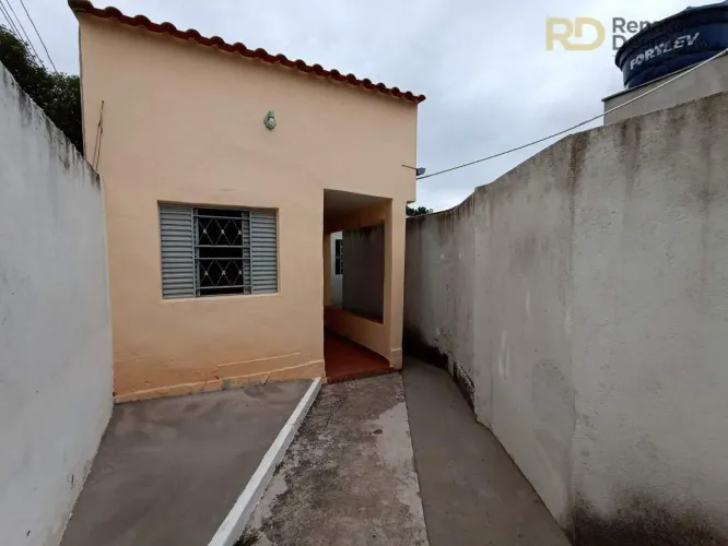CASA REFORMADA COM QUINTAL E GARAGEM PARA ALUGAR NO ESPLANADA