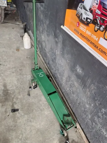 Macaco jacaré e uma montadora desmontadora marja truck