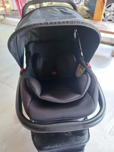 Carrinho de bebe,com bebe conforto.