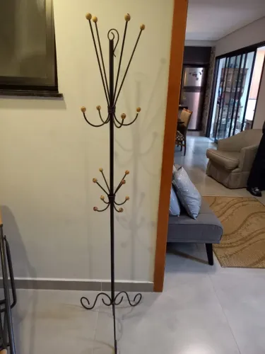 Cabideiro de aço pintura epoxi preto com detalhes em madeira