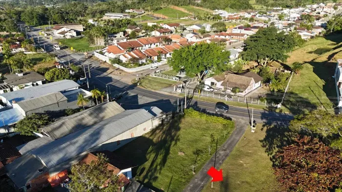 O terreno está situado a apenas 3,8 km do Centro de Timbó