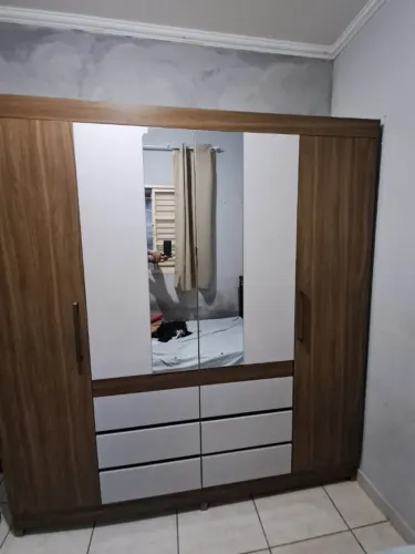 Guarda-Roupa 4 Portas com Espelho e 6 Gavetas