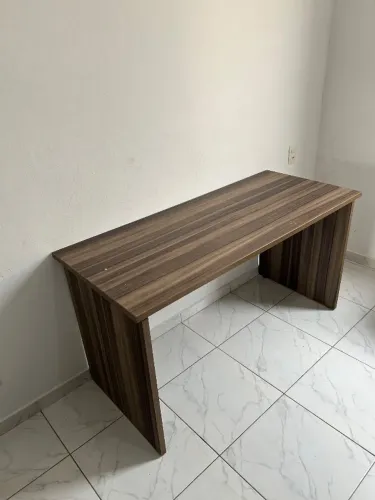 Mesa para escritório / Bancada / Escrivaninha Larg 1,40 Prof 0,60 Alt 0,74 m