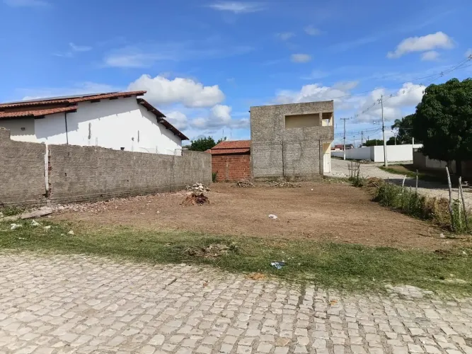 Vende-se 2 terrenos medindo 20 Mil reais cada um e (8x25 CADA UM)
