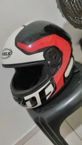 Capacete usado mais está novo apenas faltando a viseira
