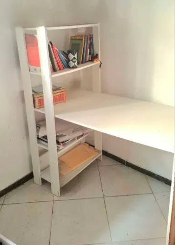 Mesa de estudos com estante em Mdf.
