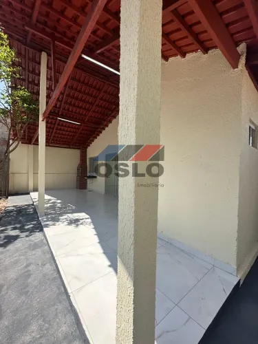 CASA COM 03 QUARTOS, SENDO 02 SUÍTES AMERICANAS, LOCALIZADA NO JARDIM SCALA, TRINDADE - GO