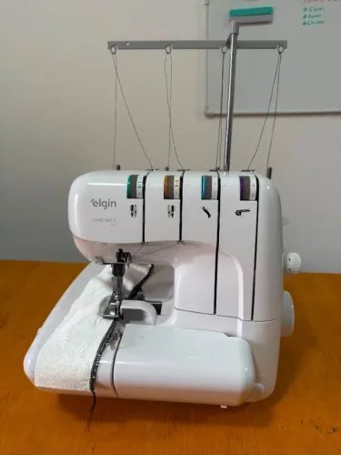 Máquina De Costura Overlock Ultralock Elgin 2000 Cor Branco 127V
