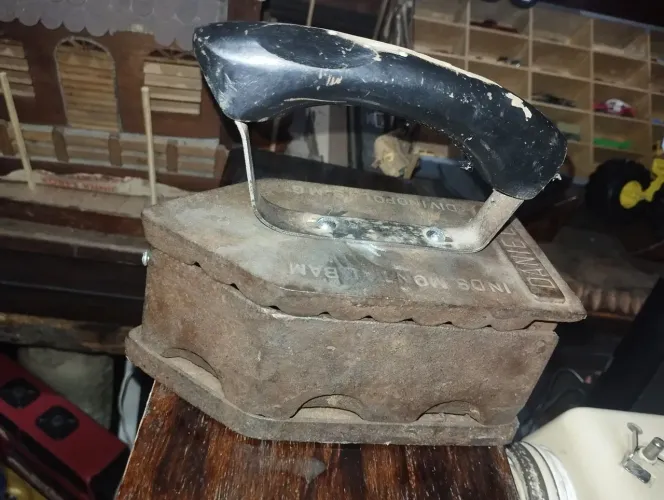 Ferro a brasa antigo, ferro fundido.