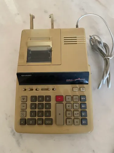 Calculadora de Mesa Sharp CS-2631B.