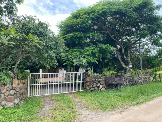 Excelente oportunidade de uma casa com 05 suítes ,muito bem localizada na Praia do Rosa