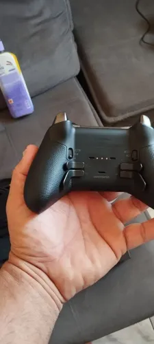 Vendo controle Xbox série 2 semi novo com detalhes na borracha fora isso pega perfeito