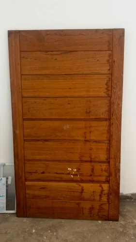 Porta de Madeira Maciça Rústica - Usada em Bom Estado