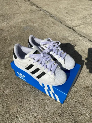 Tênis adidas superstar