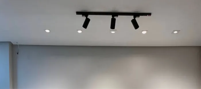 2 trilhos de iluminação Spot