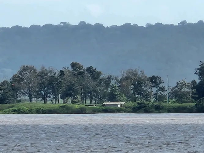 Vendo terreno as margens do rio Amazonas