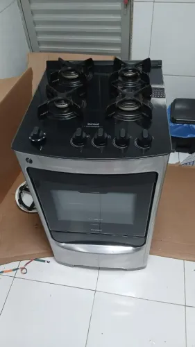 Fogão Consul quatro bocas, inox, mesa de vidro e grade de ferro fundido.