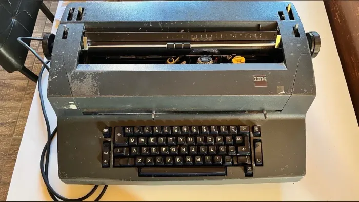 Maquina de escrever Ibm elétrica antiga funcionando