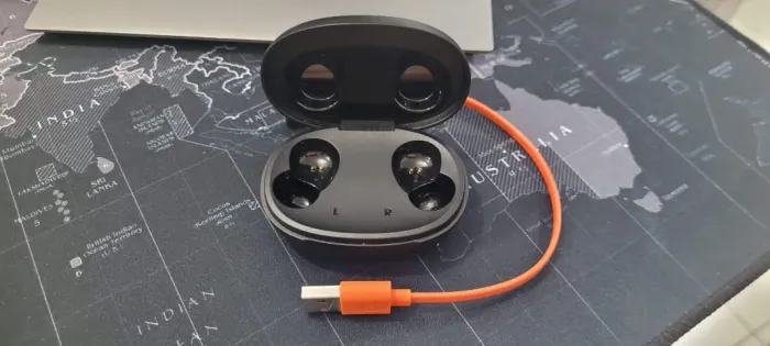 Estojo (case) preto e cabo, ambos originais, do fone de ouvido JBL TWS Free II
