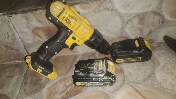 Parafusadeira Dewalt 20V usada. Favor ler anúncio
