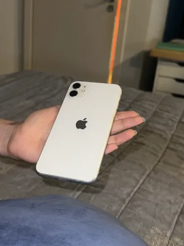 iPhone 11 branco 64GB e 70% de saúde na bateria