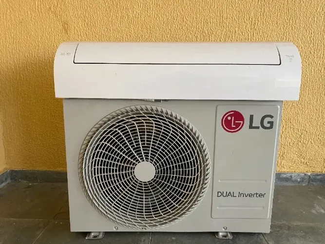 Ar-condicionado LG Dual Inverter 9.000 BTUs - Muito Conservado.