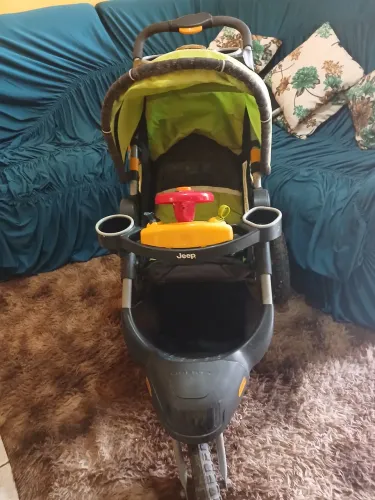 Lindo carrinho de bebê gip ele tem som ele pega Bluetooth e ele é ótimo para passeio.