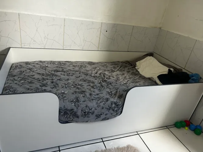 Vendo cama solteirão MDF