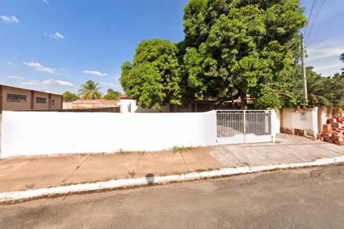 CASA 4 QUARTOS, COM 2 BANHEIROS