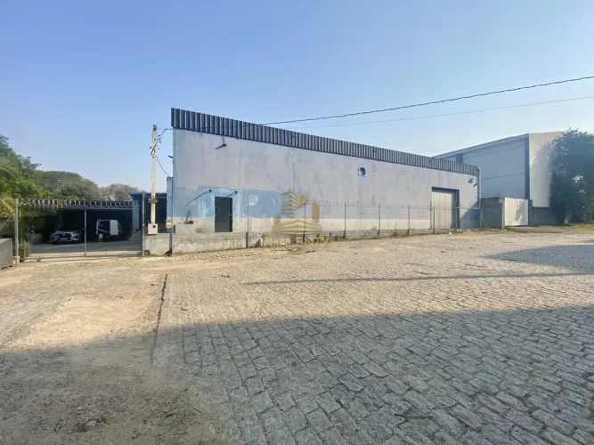 Barracão/Galpão localizado no Bacacheri à uma quadra da Linha Verde e da Rua Fagundes Vare