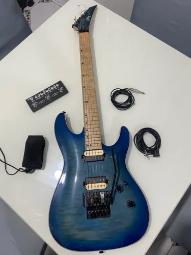 Guitarra EWA Modern + Cube Baby + 2 cabos + 1 Correia