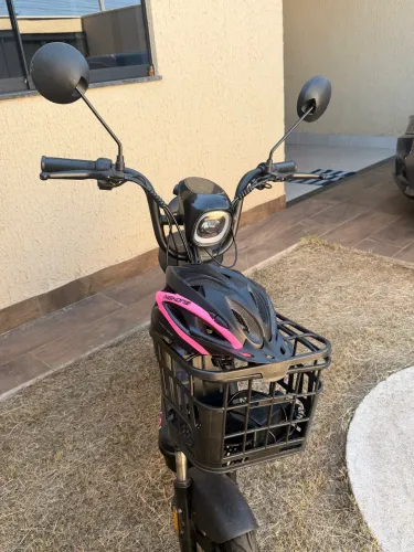 Scooter elétrica já com capacete