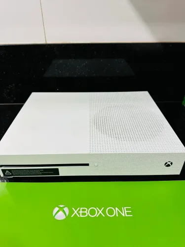 XBOX ONE S - 7 JOGOS MÍDIA FIDICA ( ZERO )