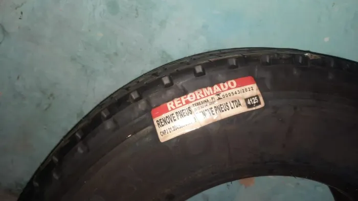 Pneu 215 17.5.  Recapado.      .