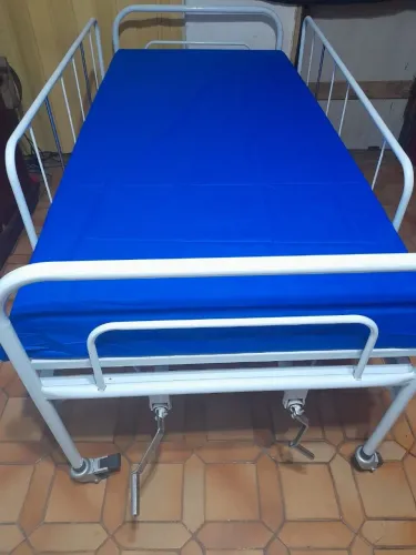 CAMA HOSPITALAR COM DUAS GRADES E COLCHÃO ! ! !