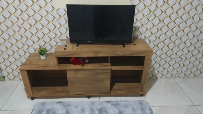 Tv de 32 polegadas, tudo funcionando.