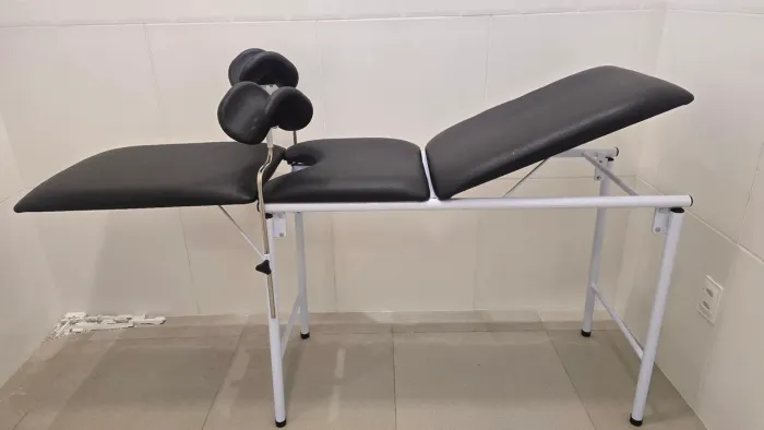 Mesa Ginecologica estofada com porta-coxa e bandeja.