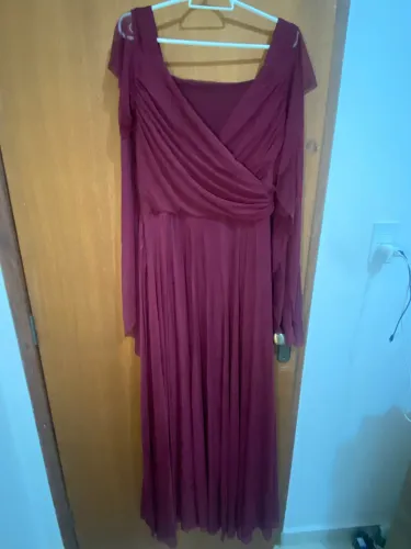 Vestido de festa plus size vinho elegante